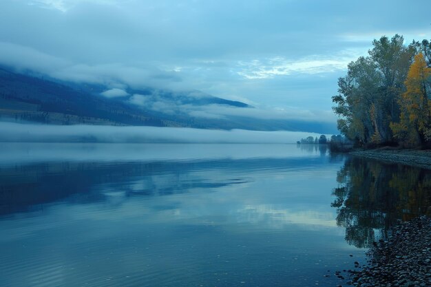 Foto hermosos amaneceres de otoño cerca de bonners ferry idaho con un cielo azul y nublado tranquilo