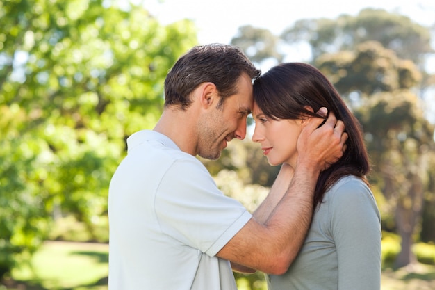 Hermosos amantes en el parque