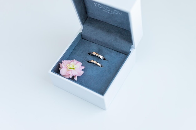 Hermosos anillos para la boda flor de matiolla un símbolo de amor lealtad dedicación de los recién casados para siempre