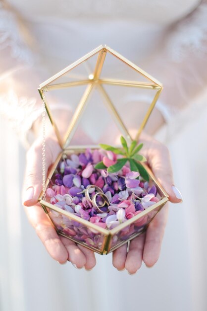 Hermosos anillos de boda en manos del primer plano de la novia