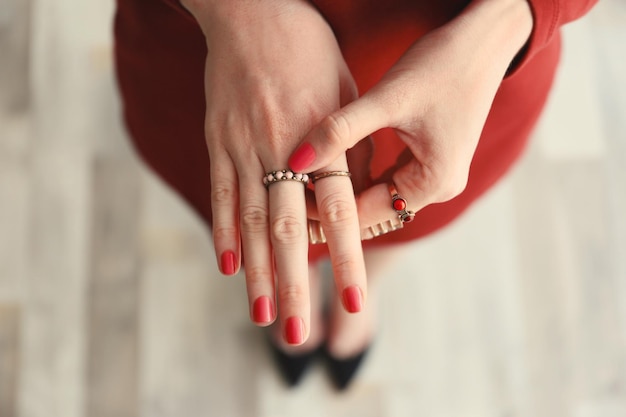 Hermosos anillos en los dedos femeninos de cerca