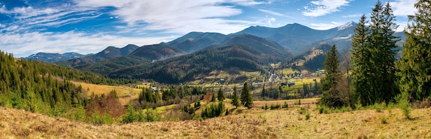 Hermosos bosques coloridos que cubren las montañas de los Cárpatos