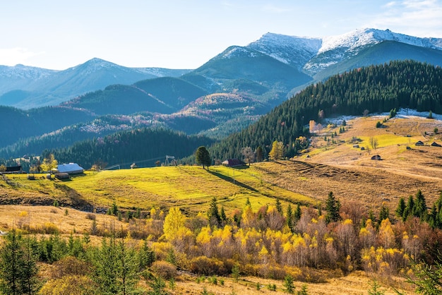 Hermosos bosques que cubren las montañas de los Cárpatos y un pequeño pueblo