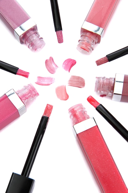 Hermosos brillos para los labios aislados en blanco