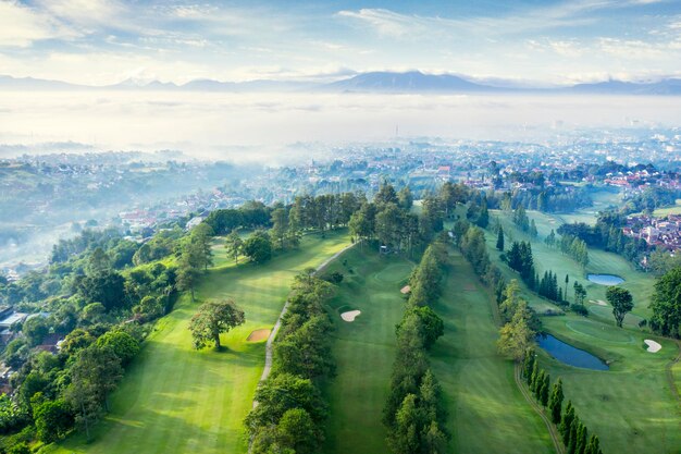 Foto hermosos campos de golf con el paisaje de la ciudad de bandung