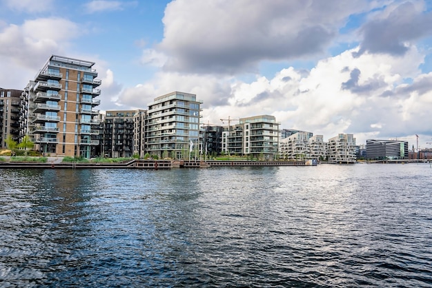 Hermosos canales de Copenhague, la capital de Dinamarca. Vista de verano mágico de las calles estrechas de la ciudad de Copenhague, edificios, puentes peatonales y barcos por los canales.