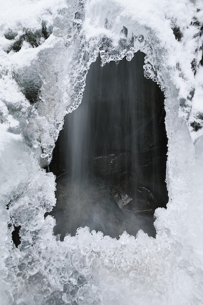 Hermosos carámbanos y nieve cerca del arroyo