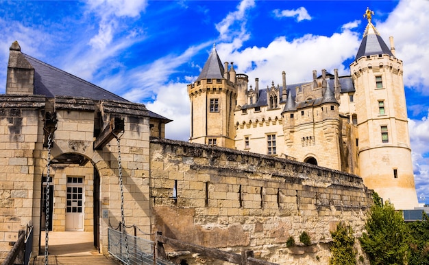 Hermosos castillos del valle del Loira: impresionante Saumur medieval. Francia