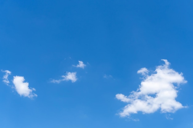 Hermosos cielos azules con formas extrañas de nubes por la mañana o por la noche utilizados como fondo natural