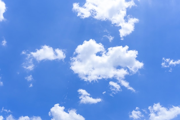 Hermosos cielos azules con formas extrañas de nubes por la mañana o por la noche utilizados como fondo natural