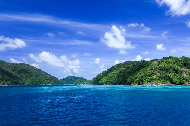 Foto hermosos cielos azules y mar en verano en el parque nacional de las islas surin phang nga tailandia