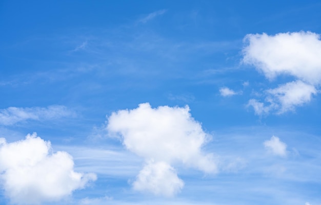 Hermosos cielos azules y nubes cumulus blancas fondo abstracto fondo paisaje de nubes cielo azul