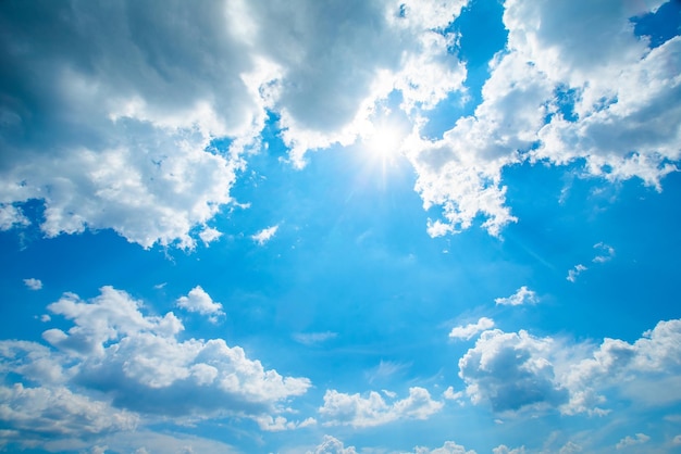 Hermosos cielos con sol y nubes Fondo de cielo