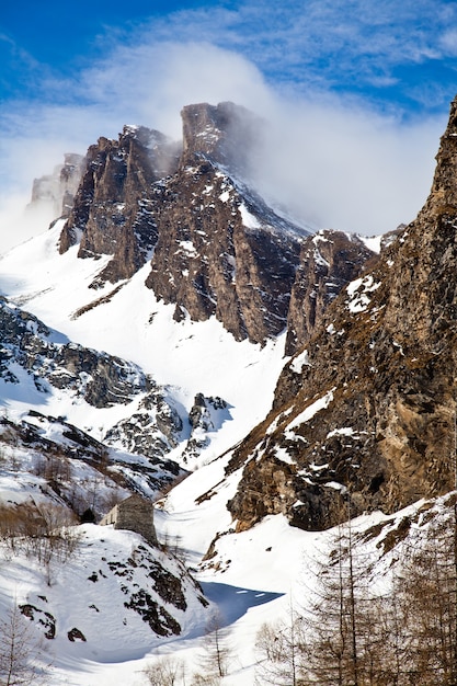 Hermosos colores en los Alpes cerca de las fronteras de Suiza / Italia