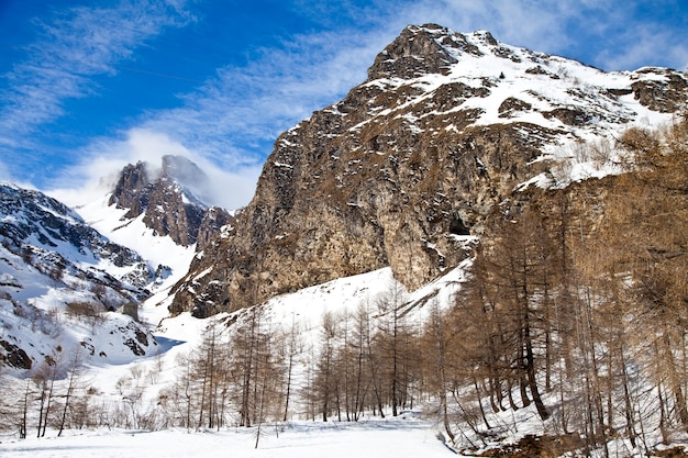 Hermosos colores en los Alpes cerca de las fronteras de Suiza / Italia