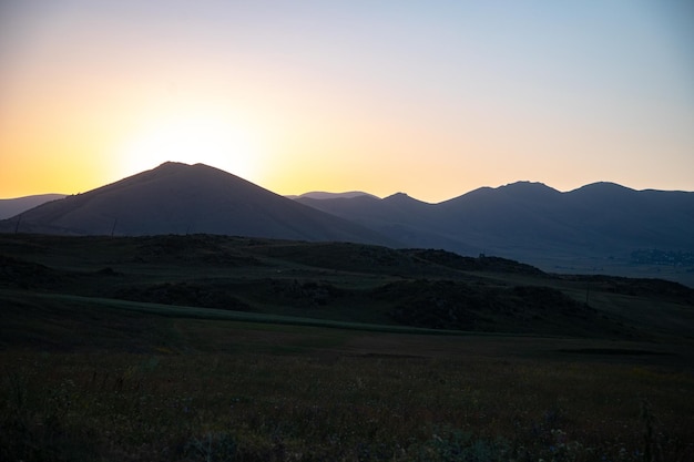 Hermosos colores del atardecer sobre las montañas