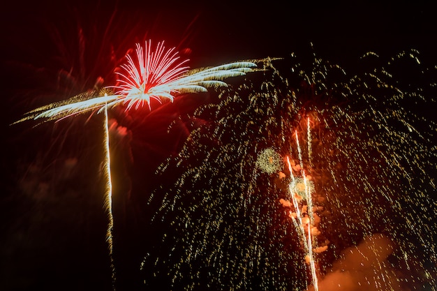 Hermosos y coloridos fuegos artificiales navideños en la noche con una majestuosa exposición larga.