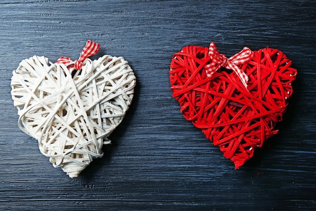 Hermosos corazones románticos sobre fondo de madera