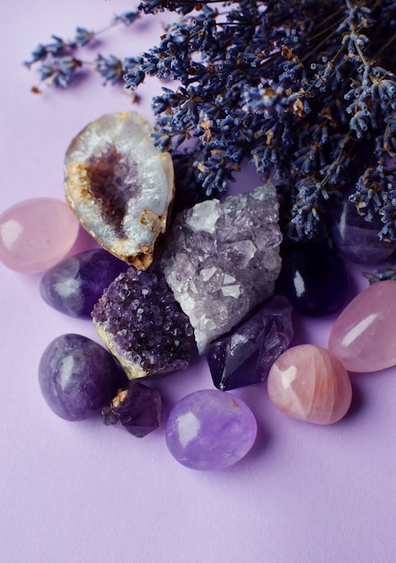 Hermosos cristales de amatista y piedra de cuarzo rosa redonda con ramo de lavanda seca. Amuletos mágicos.