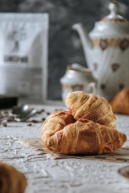 hermosos croissants con frambuesas platos tradicionales y croissants deliciosos pasteles en smal