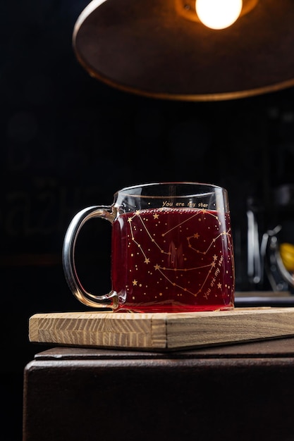 Hermosos y deliciosos cócteles alcohólicos preparados en el bar por el barman