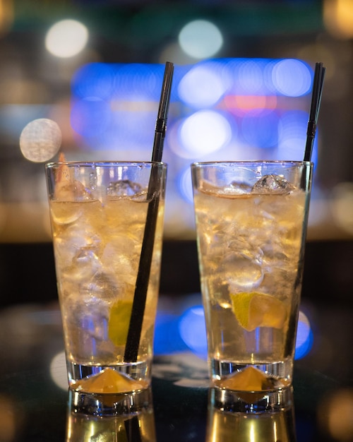 Hermosos y deliciosos cócteles alcohólicos preparados en el bar por el barman