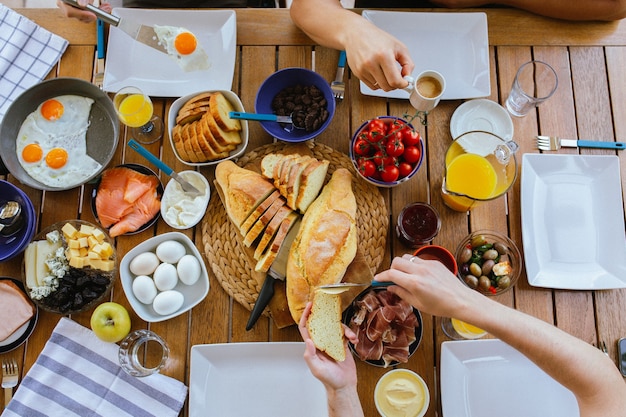 Hermosos desayunos en la vista superior de la mesa Mesa grande con vista superior de la comida Mesa con comida