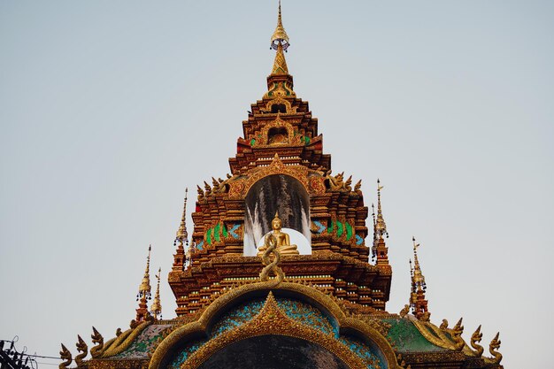 Hermosos detalles de las bellas artes tailandesas en el templo budista