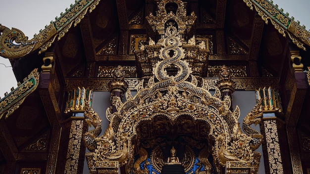 Hermosos detalles de las bellas artes tailandesas en el templo budista