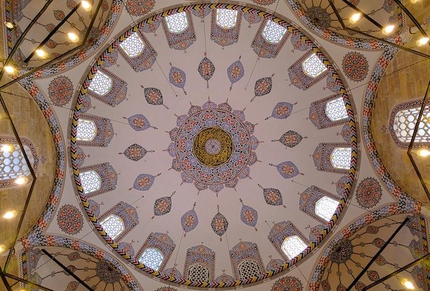 Hermosos detalles interiores, adornos, decoración y techo de la Mezquita Bayezid en Amasya