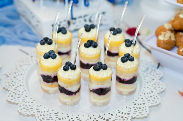 Hermosos dulces en porciones en un plato de cerca