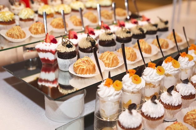 Hermosos dulces rosas en la mesa de la boda