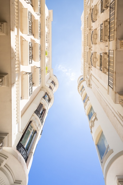 Hermosos edificios antiguos en el cielo