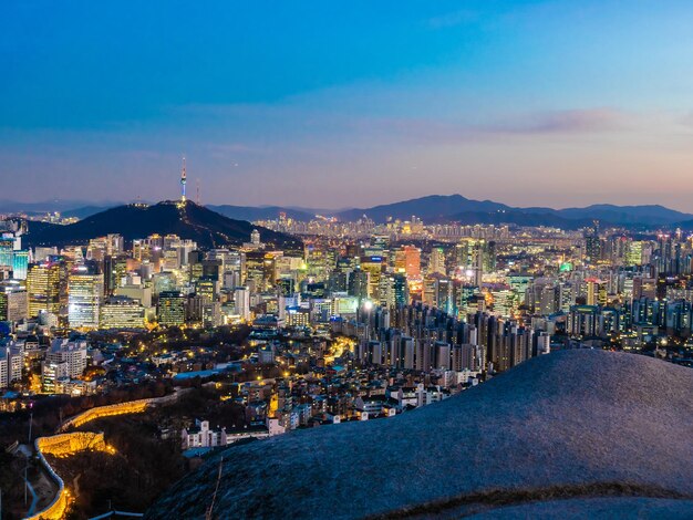 Foto hermosos edificios de arquitectura en el paisaje urbano de la ciudad de seúl