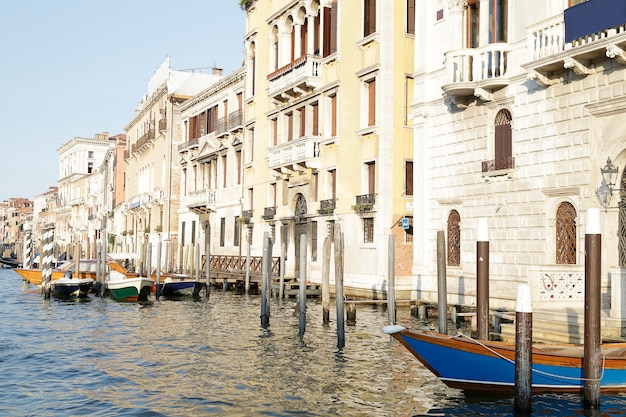 Hermosos edificios clásicos y barcos en el Gran Canal de Venecia, Italia