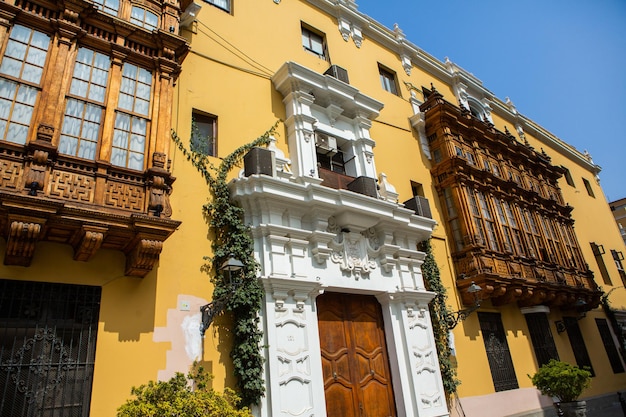 Hermosos edificios coloniales y calles en la capital peruana Lima