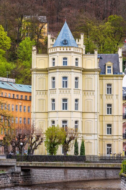 Hermosos edificios históricos en el terraplén del río Tepla en Karlovy Vary