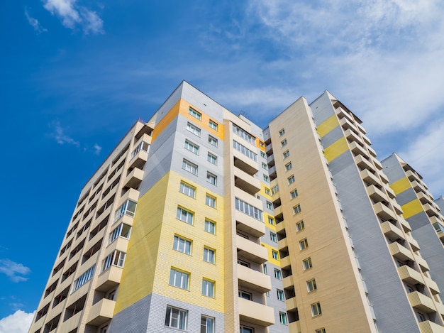 Hermosos edificios nuevos y modernos. Pared coloreada en el fondo del cielo azul. Copie el espacio.