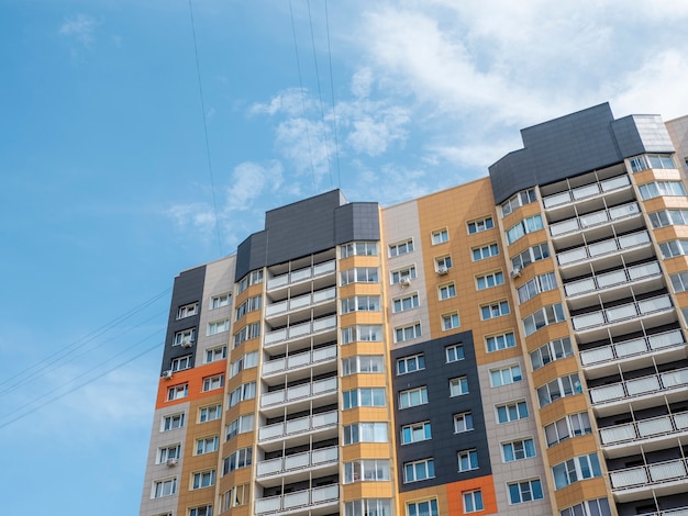 Hermosos edificios nuevos y modernos. Pared coloreada en el fondo del cielo azul. Copie el espacio.