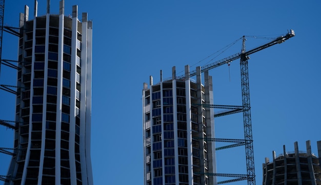 Hermosos edificios residenciales en construcción al aire libre y construcción de grúas de construcción