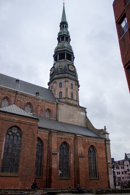 Hermosos edificios en Riga, Letonia. Caminando en Riga en marzo de 2020.