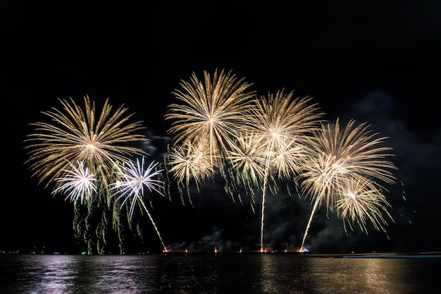 Foto hermosos fuegos artificiales para la celebración sobre el mar