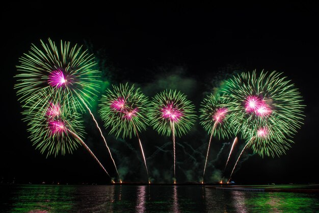 Hermosos fuegos artificiales para la celebración sobre el mar