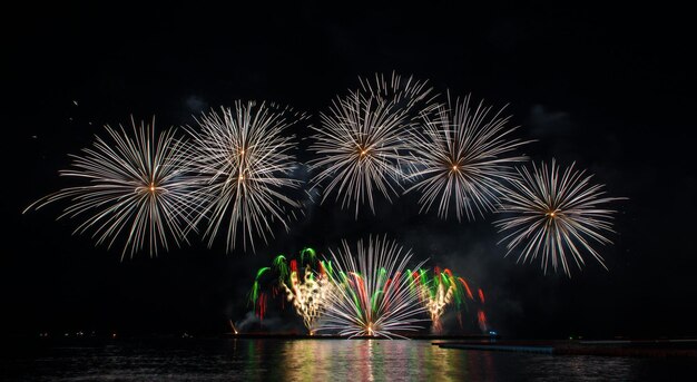 Foto hermosos fuegos artificiales para la celebración sobre el mar