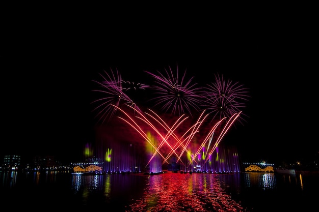 Hermosos fuegos artificiales en el cielo nocturno