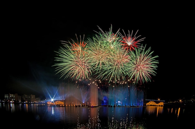 Hermosos fuegos artificiales en el cielo nocturno