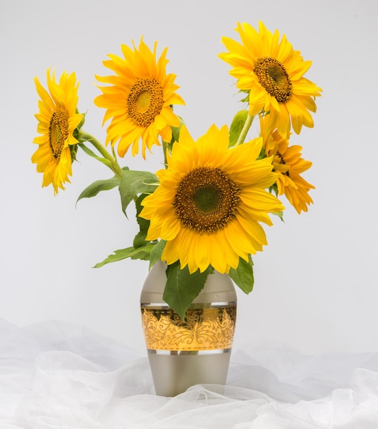 Hermosos girasoles en un florero