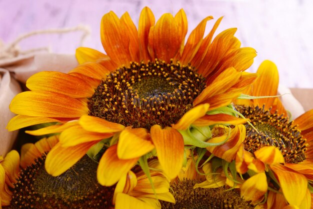 Hermosos girasoles en la jarra en la mesa de cerca