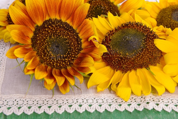 Hermosos girasoles en la jarra en la servilleta en la mesa de cerca