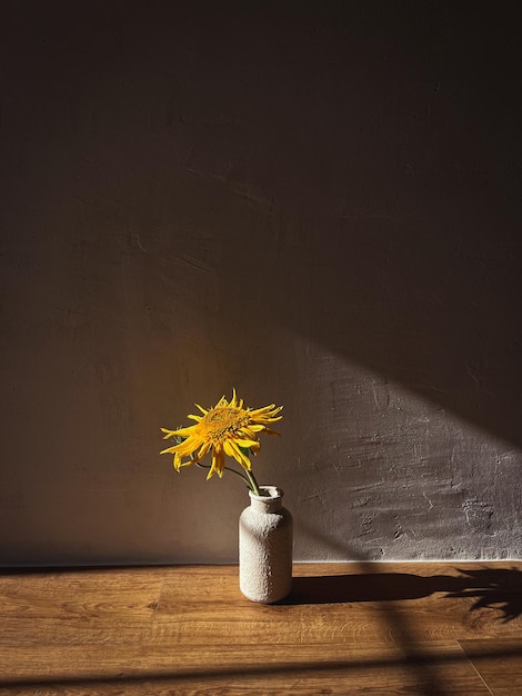 Hermosos girasoles en jarrón a la luz del sol sobre fondo rústico Flor elegante naturaleza muerta verano composición artística Papel tapiz vertical floral